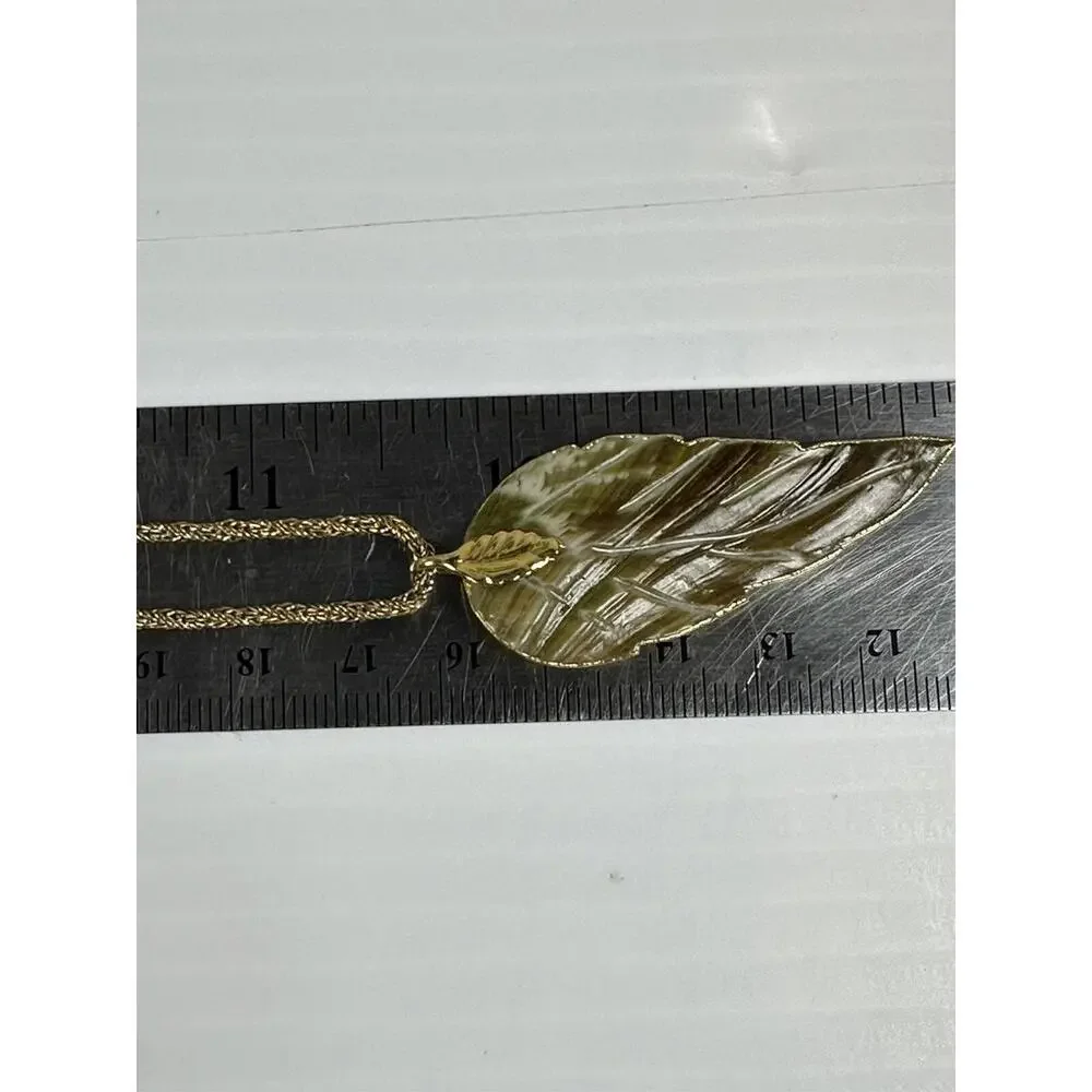 NECKLACE STAMPED NS CHAIN & LEAF SHAPE‎ PENDANT WITH SHELL INSERT GOLD